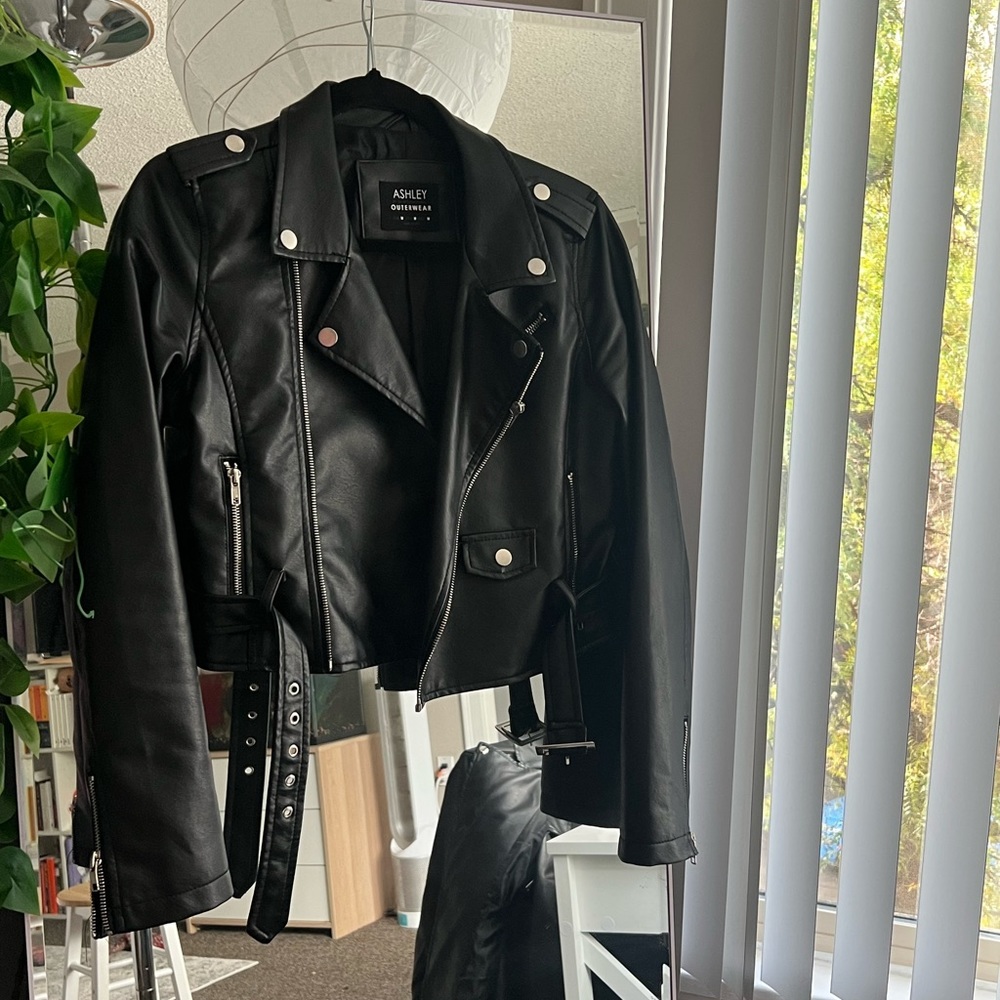 Cropped leather jacket